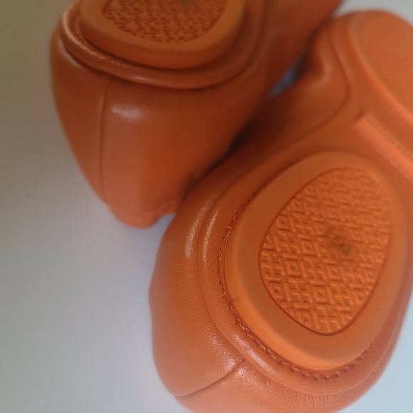 TORY BURCH 🏷️NEW " Minnie" Leather LOGO Flat w/ Elastic & Rubber Sole 7.5 - Picture 3 of 8